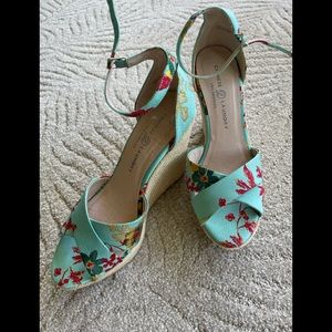 Beautiful brocade design wedge shoes - NWOT sz 10
